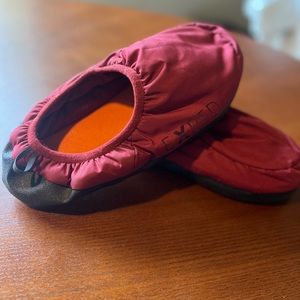 EXPED's Camp Slipper in burgundy! Size M! Brand new.